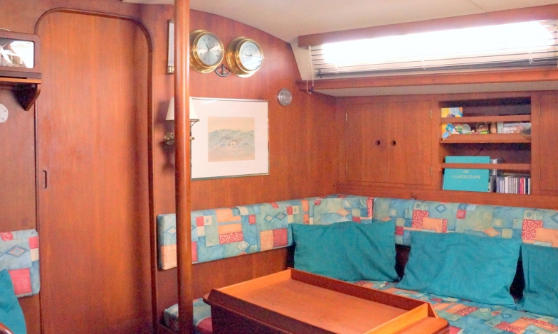 Cosy and bright saloon, settee converts to double berth